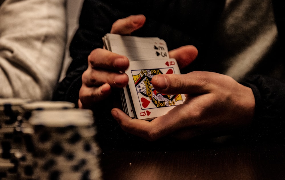 Kartu raja poker di atas meja