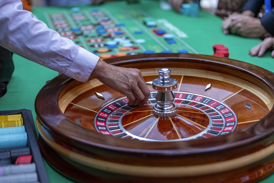 Meja poker hijau dengan kartu dan chip