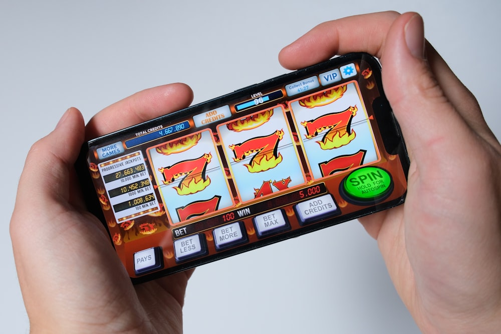 Bermain game dari layar ponsel